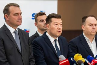 KOMENTÁŘ: Stupidní zmrazení platů je rakovinou politiky v Česku